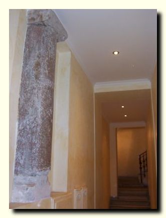 Seminario_entrance_roman_column